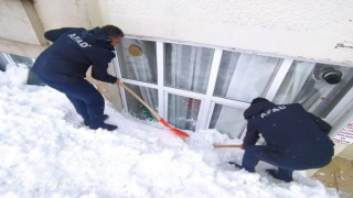 Kar kütlesinin penceresini kırdığı ailenin yardımına AFAD ekipleri yetişti
