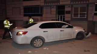 Karamanda polisten kaçan sürücü bahçe duvarına çarptı