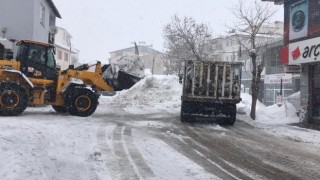 Karlıovada kar, kamyonlarla taşınmaya devam ediyor
