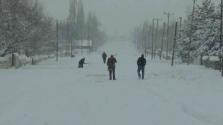 Karsta kar ve tipi hayatı durma noktasına getirdi