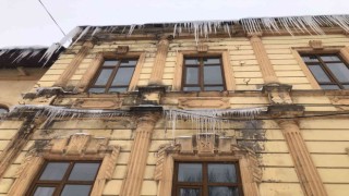 Karsta tarihi binadaki buz sarkıtları tehlike saçıyor
