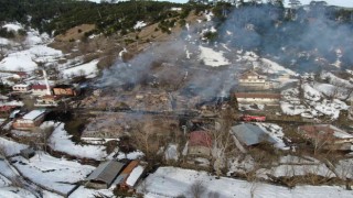 Kastamonuda bir köy alevlere teslim oldu: 7 ev, 7 ahır, 12 hayvan, 1 traktör ve 1 cami yandı