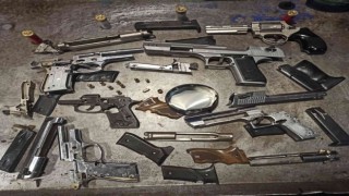 Kasten yaralama suçundan aranan şahsın iş yeri kaçak silah imalathanesi çıktı
