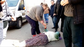 Kazada duygusal anlar: Yaralanan engelli genç kızın elini ambulans gelene kadar bırakmadı