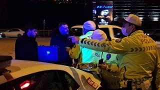 Kazaya karıştı, şoförün kendisi olmadığını iddia etti, alkolmetreyi üflemeyi reddetti