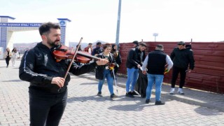 Keman resitali eşliğinde bahar temizliği