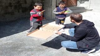 Kırsal mahallelerde çocuklara pasta ve pizza sürprizi