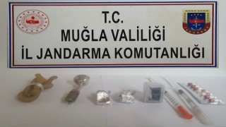 Kontrol noktasında durdurulan araçta uyuşturucu maddeler bulundu