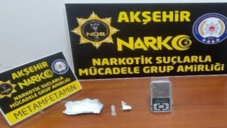 Konyada şüphe üzerine durdurulan araçta aranan şahıs yakalandı