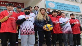 Küçük voleybolcuların 5 topla gelen şampiyonluğu