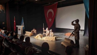 Kuşadası Ülkü Ocaklarından tiyatro gösterisi