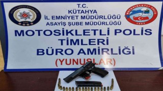 Kütahyada bir araçta ruhsatsız tabanca ele geçirildi