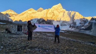 Lokman Hekim Van Hastanesinin flaması Everest Tepesinde