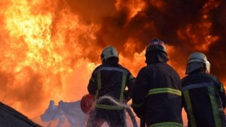 Lutskta vurulan petrol deposunda çıkan yangına müdahale sürüyor