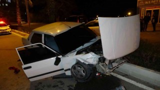 Manavgatta alkollü sürücü otomobiliyle refüje çıktı: 2 yaralı