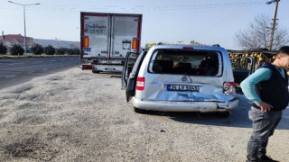 Manisada tır ile ticari araç çarpıştı: 7 yaralı