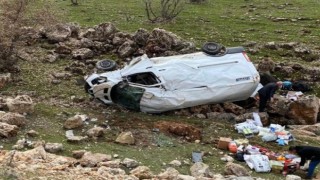 Mardinde kamyonet şarampole yuvarlandı: 12 kişi yaralandı