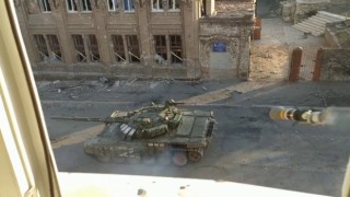 Mariupolde ilerleyen Rus tankı el tipi tanksavar ile vuruldu