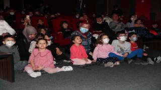 Merkezefendi Belediyesi Kent Tiyatrosunun sergilediği oyuna miniklerden yoğun ilgi