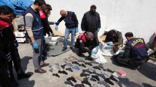 Mersinde bir evde çoraplara sarılı 40 silah ele geçirildi