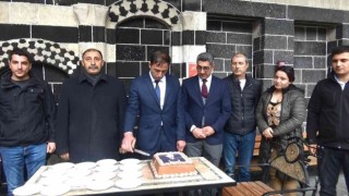 MHP Diyarbakır İl Teşkilatı, Ziya Gökalpın doğum gününü pasta keserek kutladı