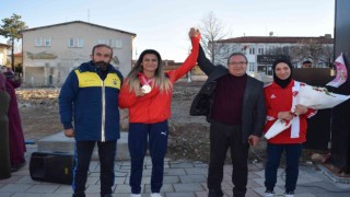 Milli boksörlere davullu zurnalı karşılama