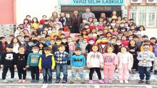 Minik öğrencilerin gönderdiği leblebi ve mektuplar ulaştı