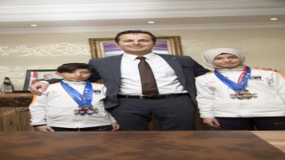 Minik snowboardculardan kaymakama ziyaret