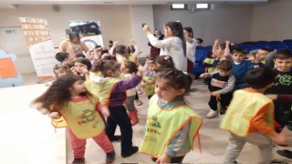 Minikler kütüphanede eğlenceli vakit geçirdi