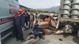 Muğlada otomobil park halindeki kamyona çarptı: 1 ölü 1 yaralı