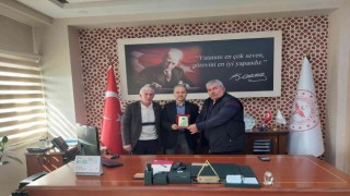 Muhtarlardan Sağlık Müdürü Yılmaza plaket