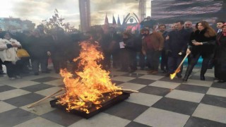 Nevruz ateşi Keçiörende yandı, büyükelçiler üzerinden atladı