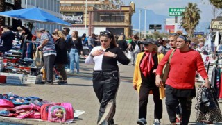 Nevruz Bayramında Antalyaya akın eden İranlılar, soluğu beş yıldızlı sokak pazarında alıyor
