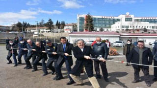 Nevruz programında protokol öğrencilerle halat çekme oynadı
