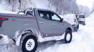 Offroad tutkunları 1,5 metre karda safari yaptı
