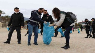 Öğrenci ve polisler sahili temizledi