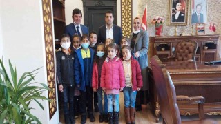 Öğrenciler, Karlıova Kaymakamını ziyaret etti