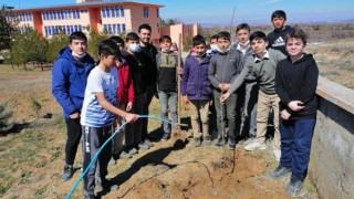 Öğrenciler okullarının bahçesini ağaçlandırdı