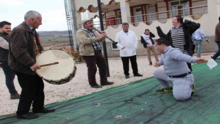Okuma yazma öğrenen down sendromlu Mustafaya davullu klarnetli kutlama