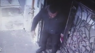Önce kameraya, sonra polise yakalandı