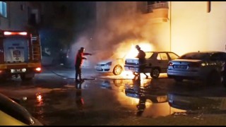 Otomobil alev alev yandı, yanındaki iki araçta da hasar oluştu