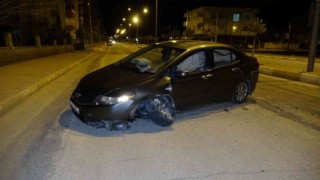 Otomobille köpeğe çarpmamak için refüje çarptı