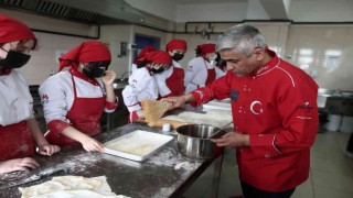 (Özel) Geleceğin kadın baklava ustaları yetişiyor