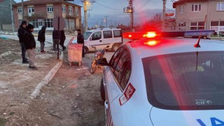 (ÖZEL) Motosiklet üzerinden fırlayan çocuk ticari aracın altına girip sürüklendi