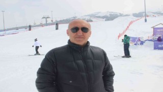 Palandökende sezon uzadı, turistler ilkbaharda kayağın tadını çıkarttı