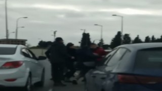 Pendikte yol verme kavgasında yumruklar, tekmeler havada uçuştu