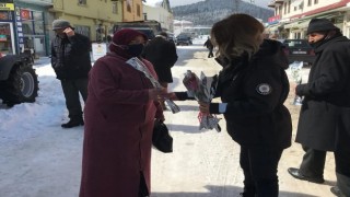 Polis ve jandarma ekipleri yaşlılara karanfil armağan etti