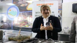 Protokol bu kez yemek pişirmek için kolları sıvadı