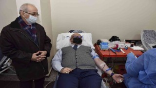 Rektör Ataç hastane personeliyle birlikte kan bağışında bulundu