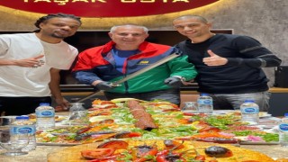 Remy ve Gökhan İnlerin kebap keyfi